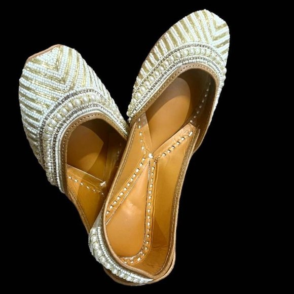Traditional Handmade Punjabi Jutti ( US size 7 to 9 available) - Picture 1 of 4
